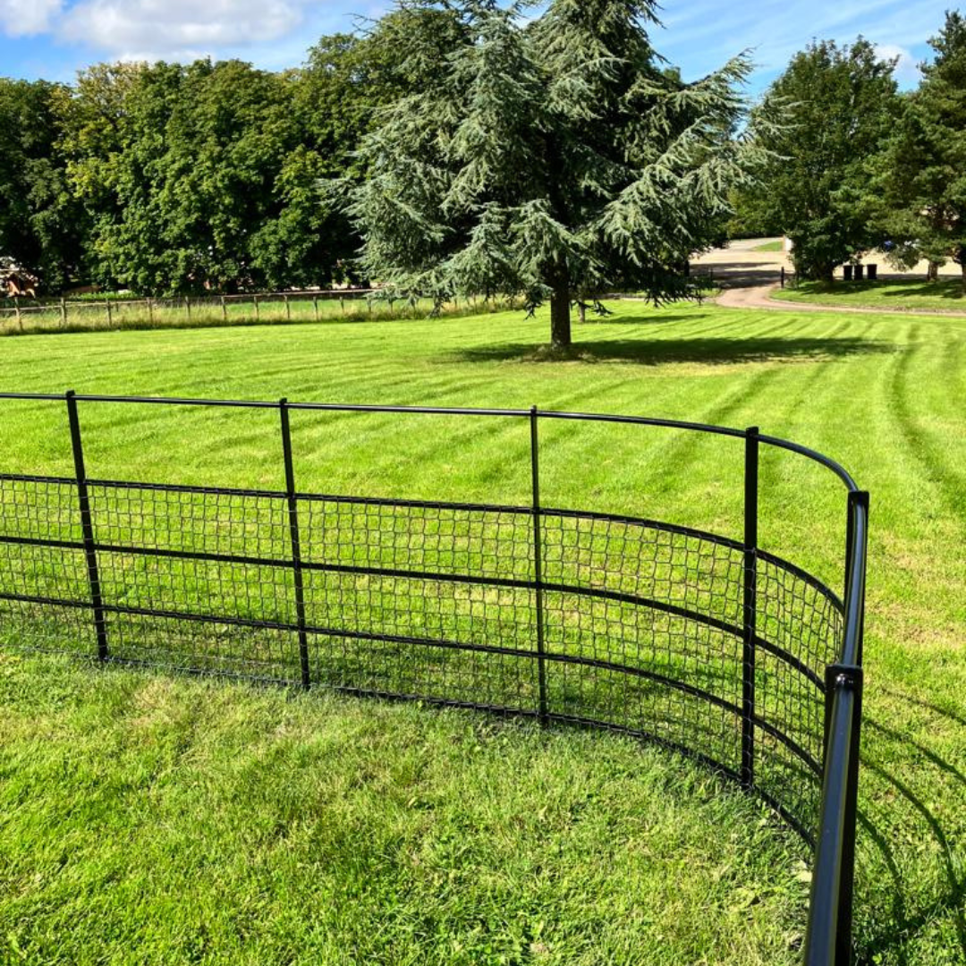 An example of Traditional Estate Fencing done by Steel Lawn Edging Co.